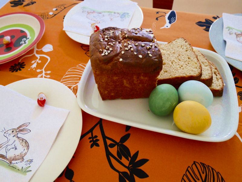 Brioche- gedeckter Tisch mit Brioche und Ostereiern.