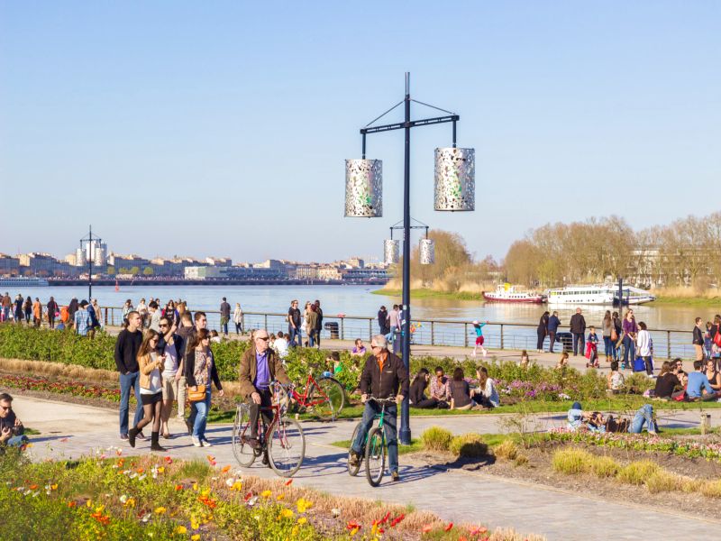 bordeaux wein - Ausflug mit dem Rad oder zu Fuß am Wasser in Bordeaux.