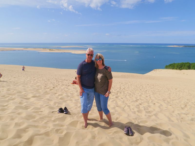 bordeaux wein - zufriedene Kunden am Strand der Dune de Pilat.