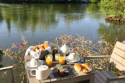 Loire Schlösser: gedeckter Frühstückstisch im Garten.