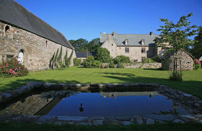 Normandie Sehenswürdigkeiten: das Bassin von dem normannischen Herrenhaus.