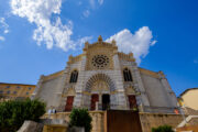 Provence feeling - Außenfassade der Kathedrale Saint-Jérôme in Digne-les-bains.