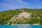 provence feeling - Blick auf das Dorf und den See von Sainte Croix.