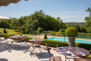 Loire Schlösser: die Terrasse und der Pool Ihrer Unterkunft.