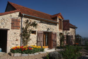 Gründung - Außenansicht von einem Natursteinhaus in Burgund.