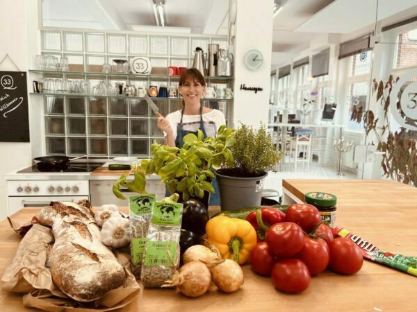 Rezept Ratatouille - Antje Seele mit den Zutaten für das Ratatouille.