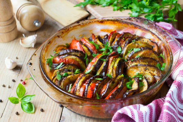 Rezept ratatouille - gekochtes Ratatouille in einer Auflaufform.