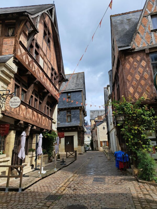 loire - Gasse in der Altstadt von Chinon in Frankreich.