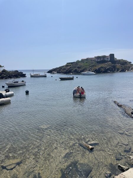 Dali - Boote am Cap de Creus in Katalonien.