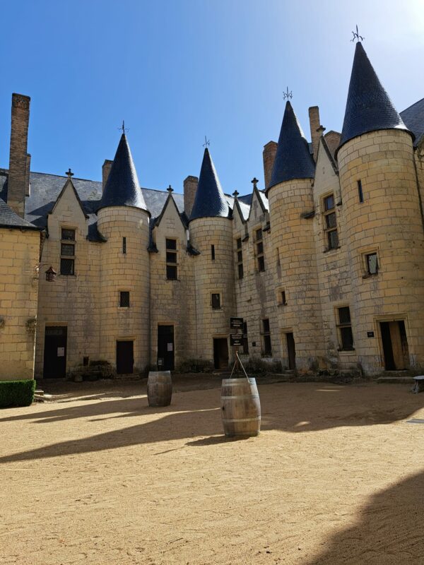 loire - Außenansicht von dem Château Montreuil-Bellay.