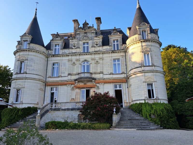 loire - Außenansicht von dem Anwesen mit den Turmzimmern.