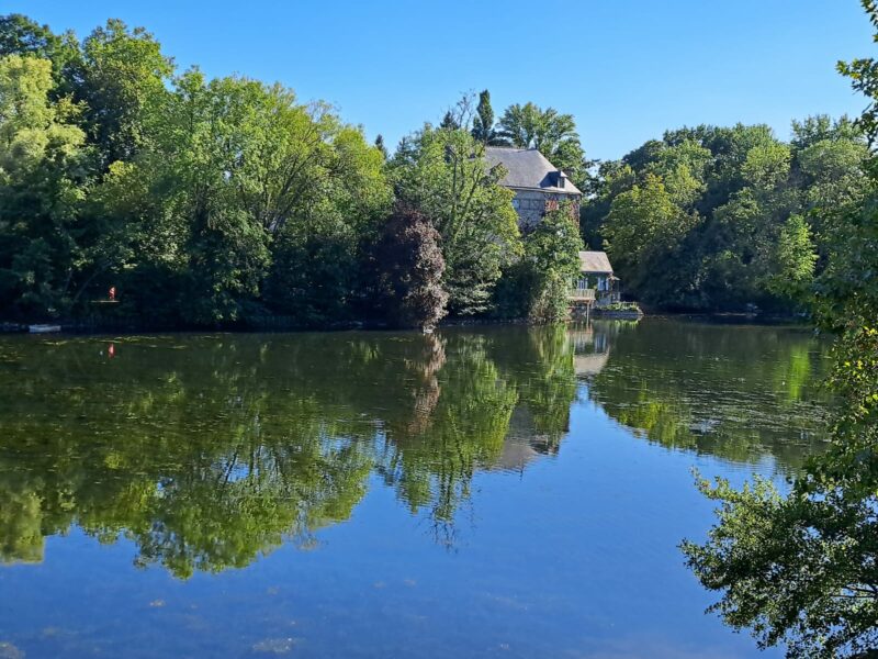 loire - Blick auf ein Haus am Wasser in Frankreich.