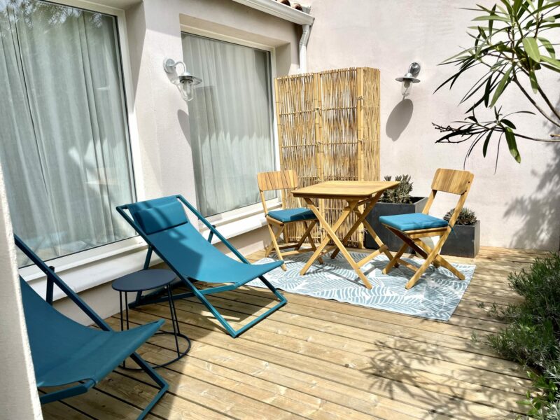 Urlaub Südfrankreich: die sonnige Terrasse der Unterkunft.