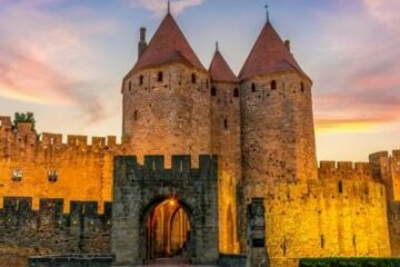 Katharer: Die Festungsstadt Carcassonne in abendlicher Stimmung bei Sonnenuntergang.