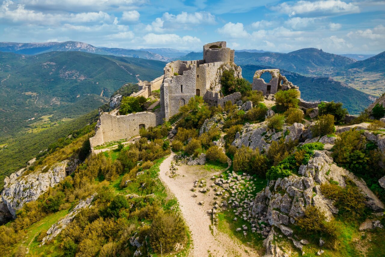 Katharer Reise: Die Katharerburg Peyrepertuse in den Pyrenäen in Okzitanien.