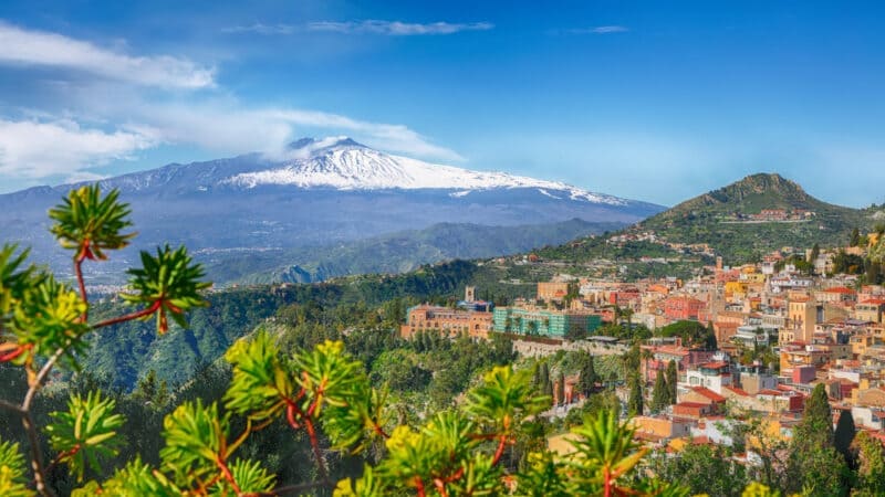 sizilien urlaub - Blick auf den Ätna und die Stadt Taormina.