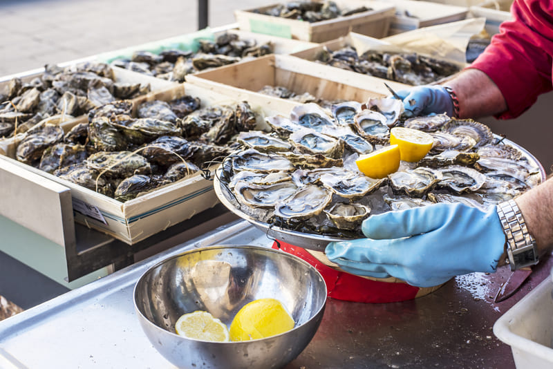 : Atlantikküste Frankreich frische Austern auf einem Markt