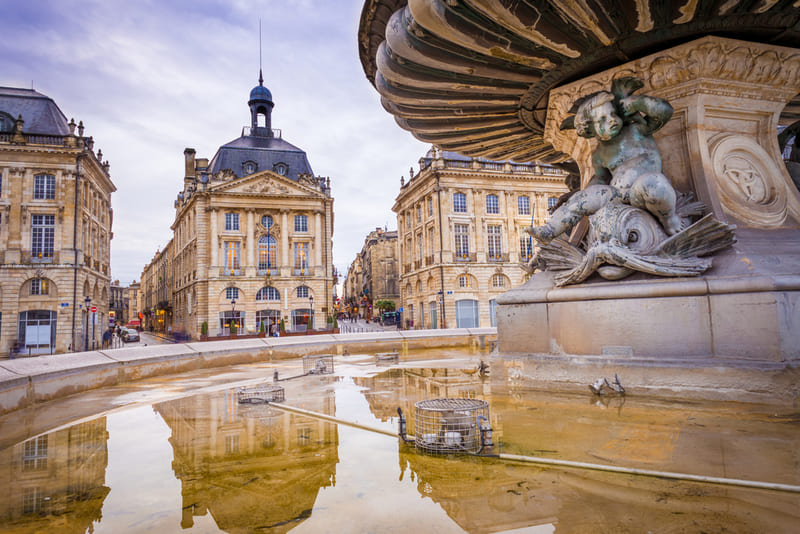 Atlantikküste Frankreich Brunnen am Place de la Bourse in Bordeaux