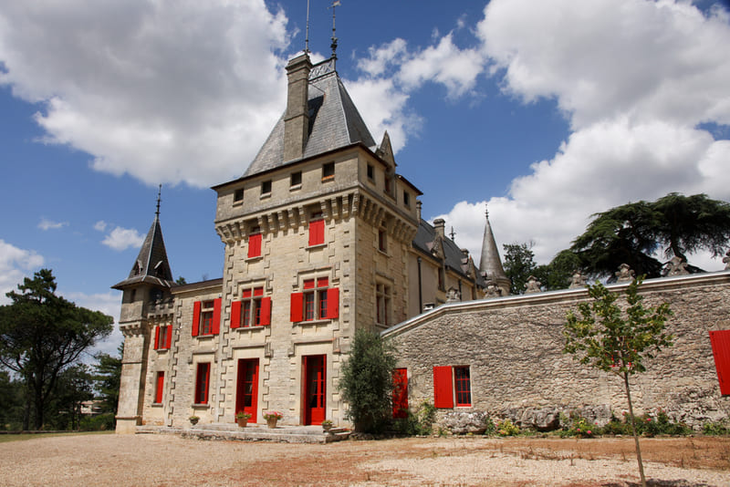 Atlantikküste Frankreich Schloss in St. Émilion mit roten Fensterläden