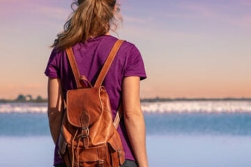 Camargue Backpacker bei Sonnenuntergang, blickt auf den See