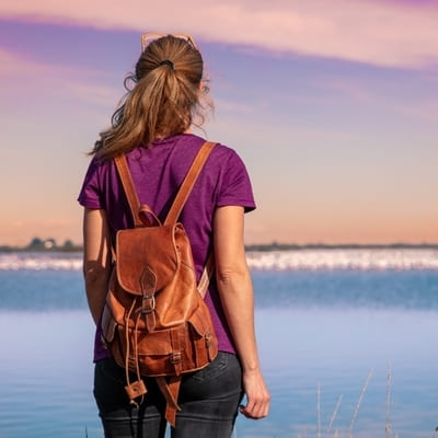 Camargue Backpacker bei Sonnenuntergang, blickt auf den See