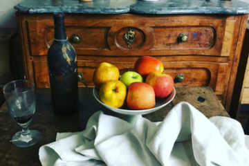 Frankreich Provence Stilleben im Cezanne-Stil, Schale mit Äpfeln, Weinflasche, Glas und Tischdecke