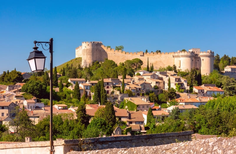 Frankreich Provence Festung von Villeneuve-lès-Avignon, historische Gebäude und grüne Vegetation