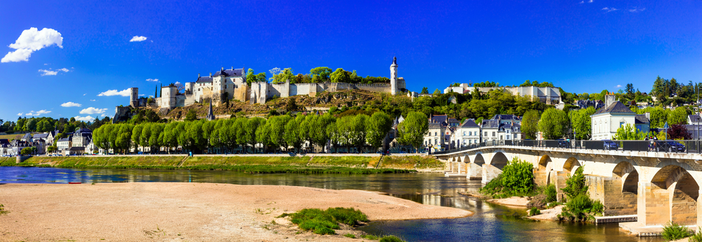 Loire Schlösser Schloss von Chinon, historische Festung am Fluss mit Brücke.