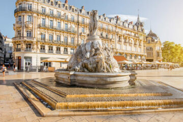 Mittelmeer Place de la Comédie in Montpellier mit Brunnen im Sonnenlicht