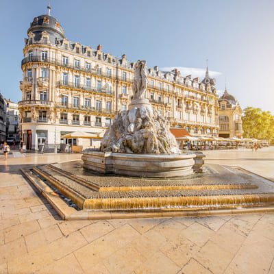 Mittelmeer Place de la Comédie in Montpellier mit Brunnen im Sonnenlicht