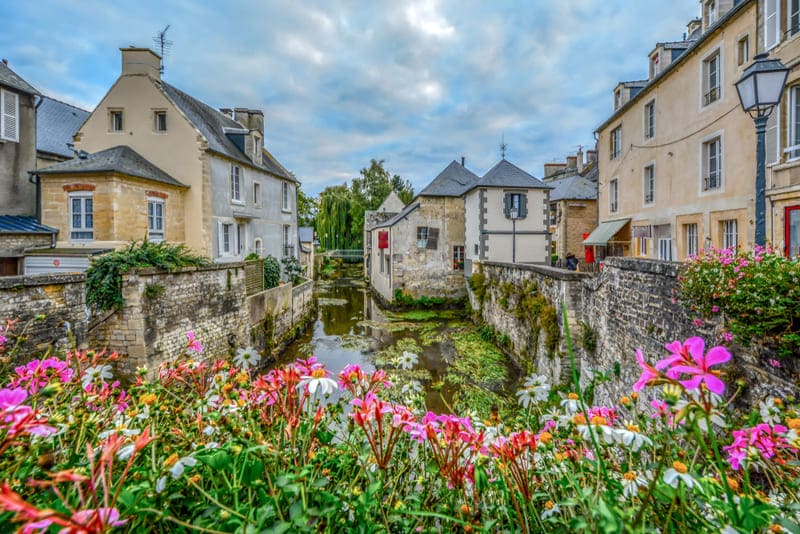 normandie frankreich Kanal in Bayeux mit blühenden Blumen