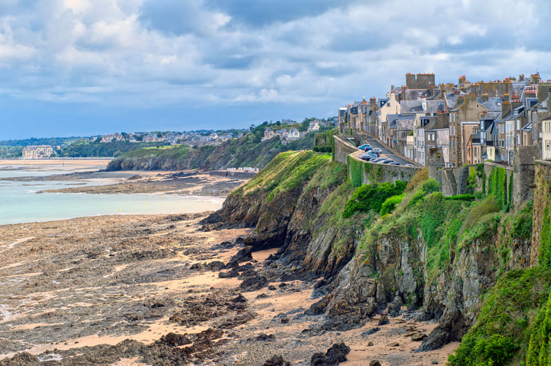 normandie frankreich Felsenküste von Granville mit Blick auf das Meer