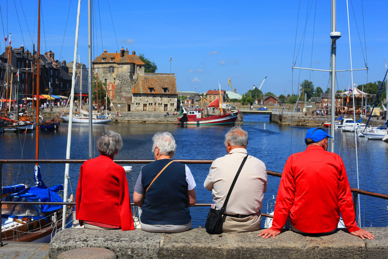 normandie frankreich Hafen von Honfleur mit älteren Menschen