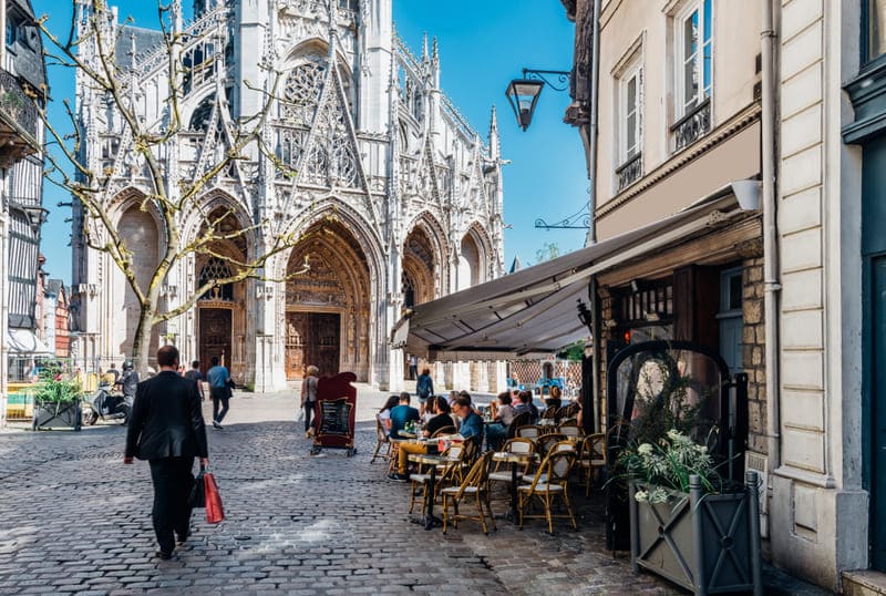 normandie frankreich Kathedrale Saint-Maclou in Rouen mit Straßencafé