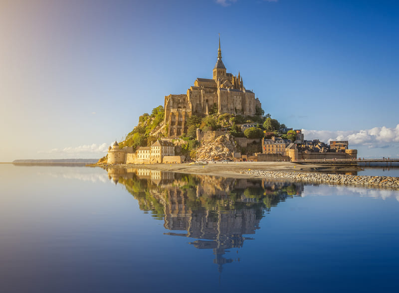 normandie frankreich Mont Saint-Michel bei ruhigem Wasser