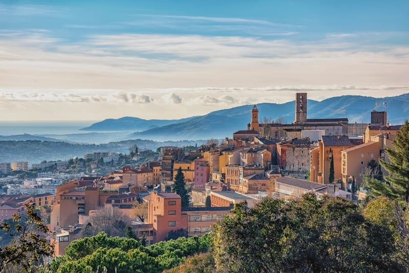 südfrankreich urlaub Stadtpanorama von Grasse in Südfrankreich