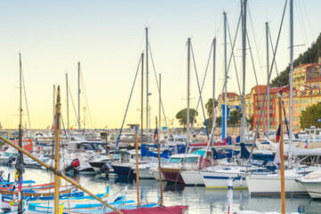 Wandern Provence entlang des Hafens Port Lympia mit bunten Booten und Segelbooten