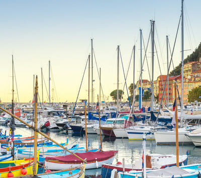 Wandern Provence entlang des Hafens Port Lympia mit bunten Booten und Segelbooten