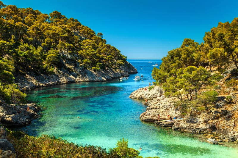 Wandern Provence bei Port Pin, Bucht mit klarem Wasser und umgeben von grünen Hügeln