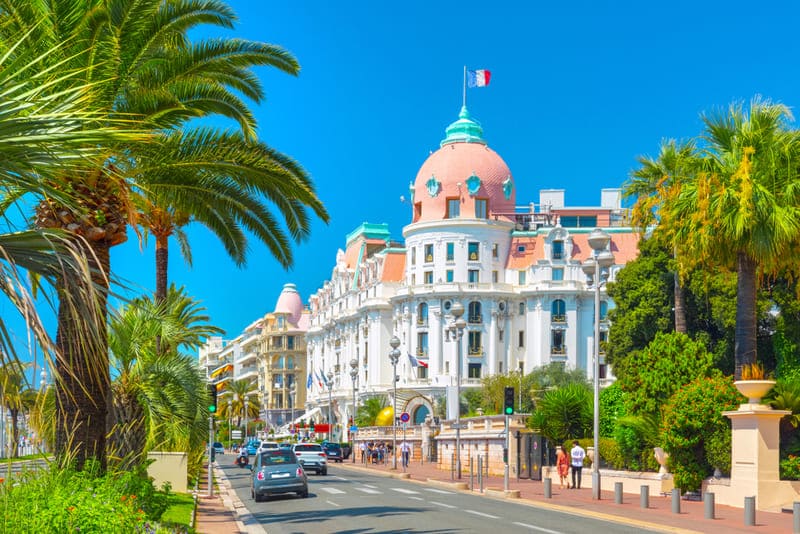 Wandern Provence entlang der Promenade des Anglais in Nizza, vorbei am berühmten Hotel