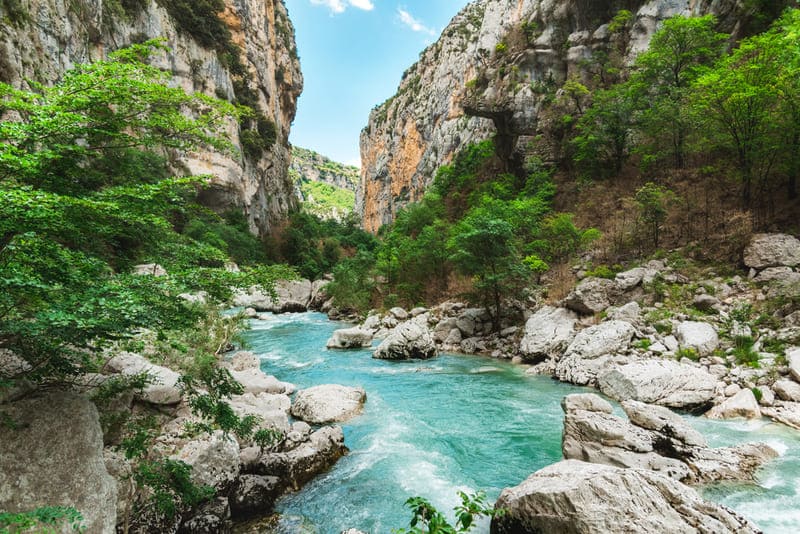 Wandern Provence durch die Verdon-Schlucht mit türkisfarbenem Fluss und steilen Felswänden