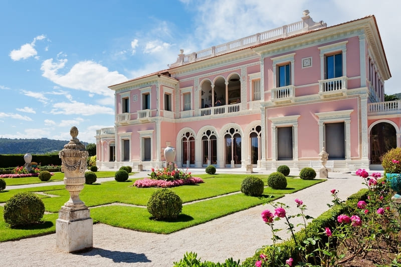 Wandern in der Provence zur Villa Ephrussi de Rothschild, rosa Villa mit gepflegtem Garten