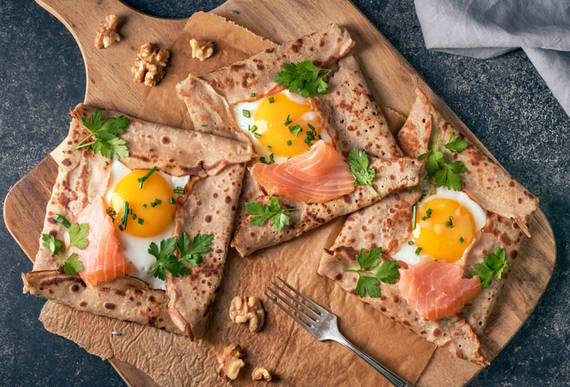 Galette complète mit Spiegelei und Lachs.