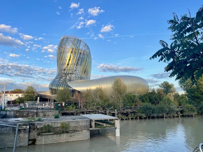 bordeaux wein - die Cité du vin in Bordeaux und die Garonne