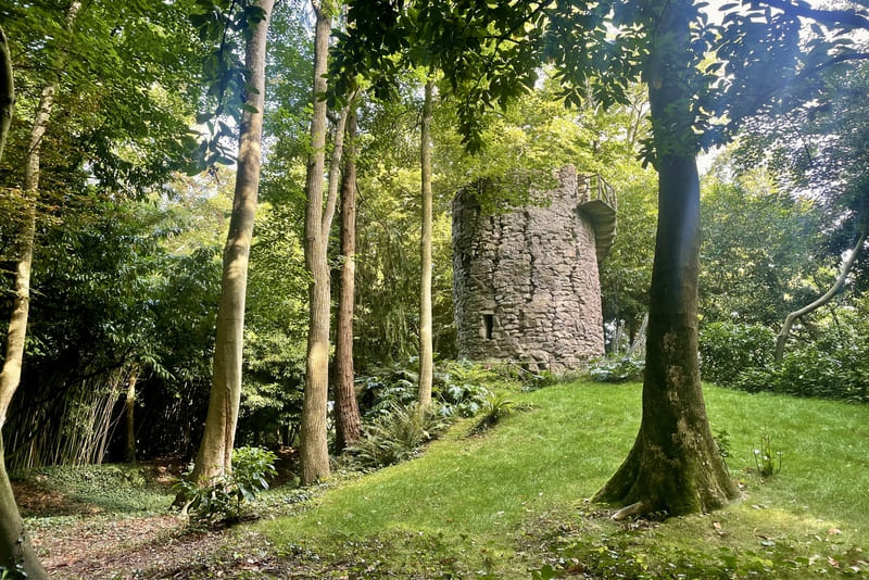 Dinard - Turmruine auf einem kleinen Hügel im Park