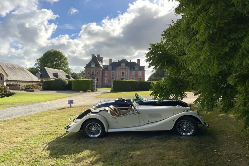 dinard - Oldtimer vor einem Schloss in der Bretagne