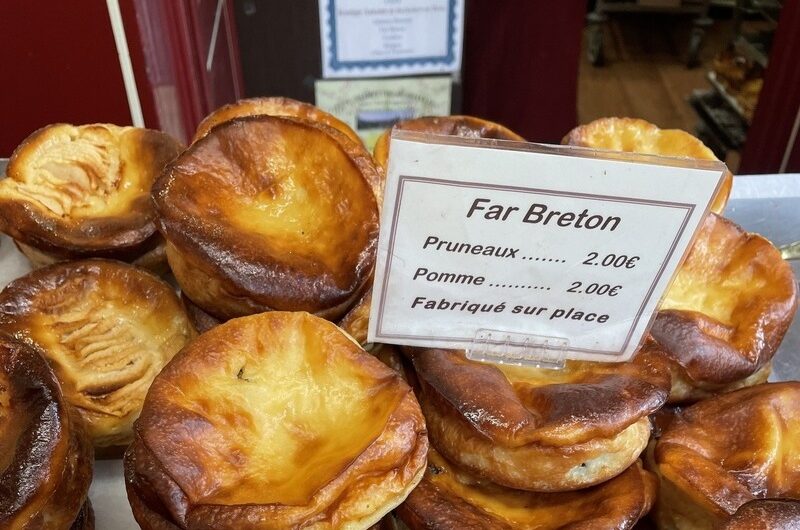 galette - Far Breton Verkauf auf dem Markt in der Bretagne.