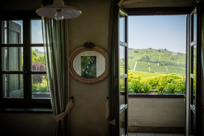 ligurien - Blick von dem Balkon des Weingut auf die Weinberge bei Alba