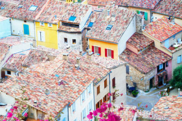 provence frankreich - Luftblick auf die Dächer von Moustiers-Sainte-Marie