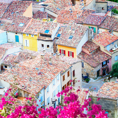 provence frankreich - Luftblick auf die Dächer von Moustiers-Sainte-Marie